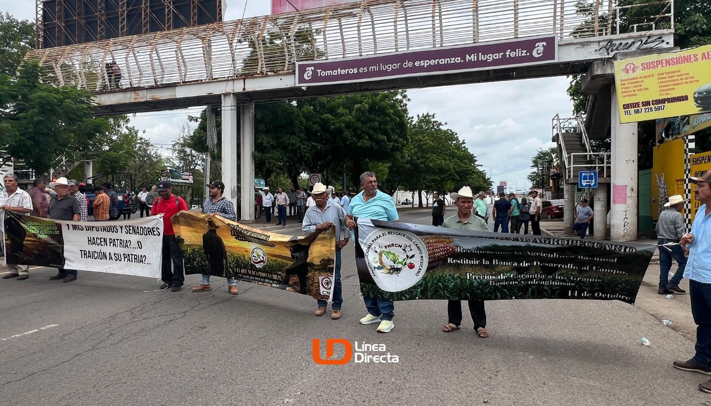personas con banners bloqueado una calle