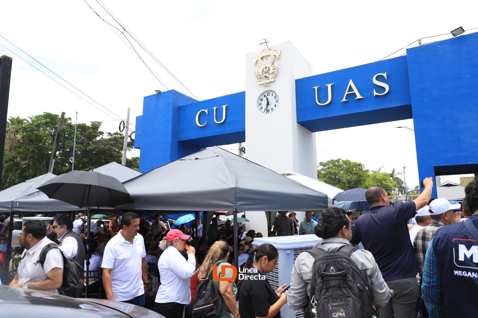 UAS junto a personas manifestantes con paraguas