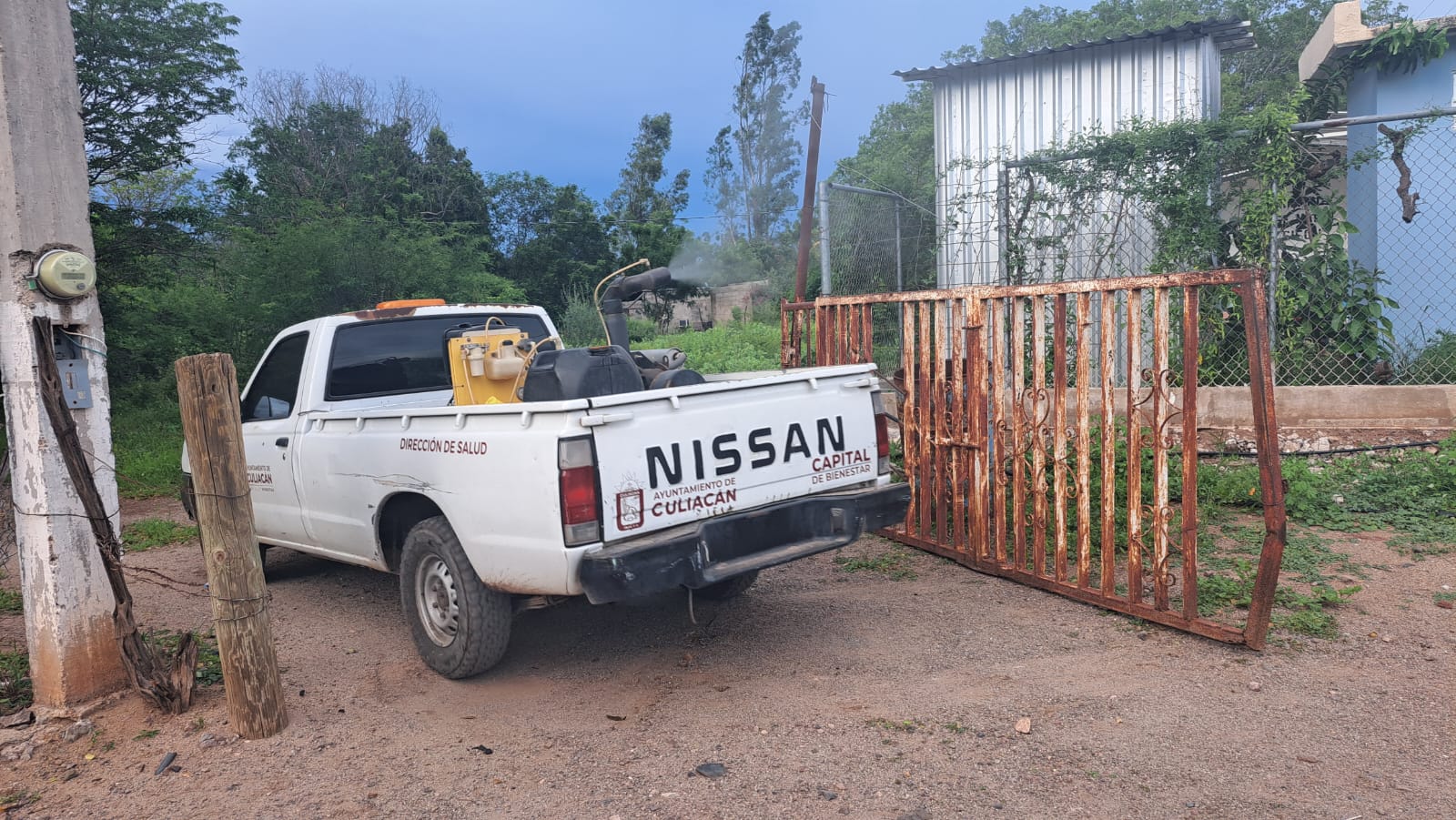 carro fumigador en el patio de una vivienda