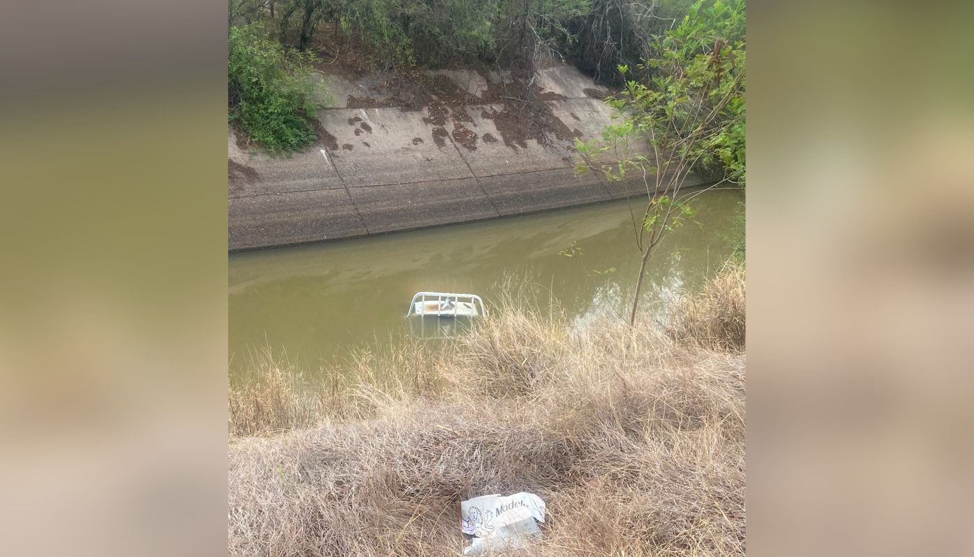carro adentro de un canal luego de un accidente
