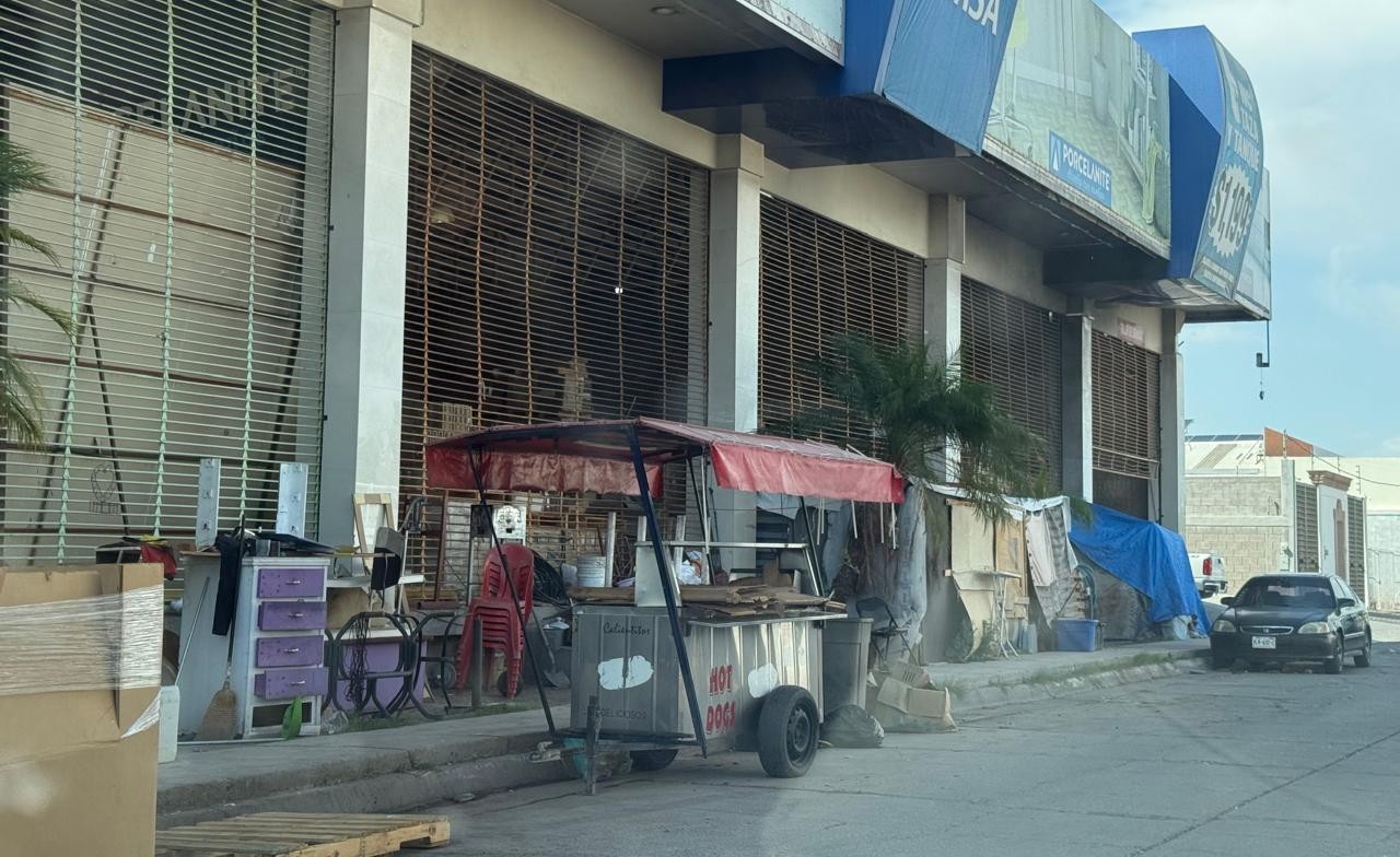 Asentamientos en banqueta junto a un establecimiento comercial