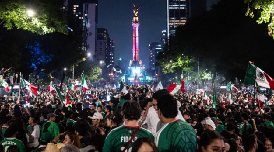 Aficionados celebrando a la Selección Mexicana.