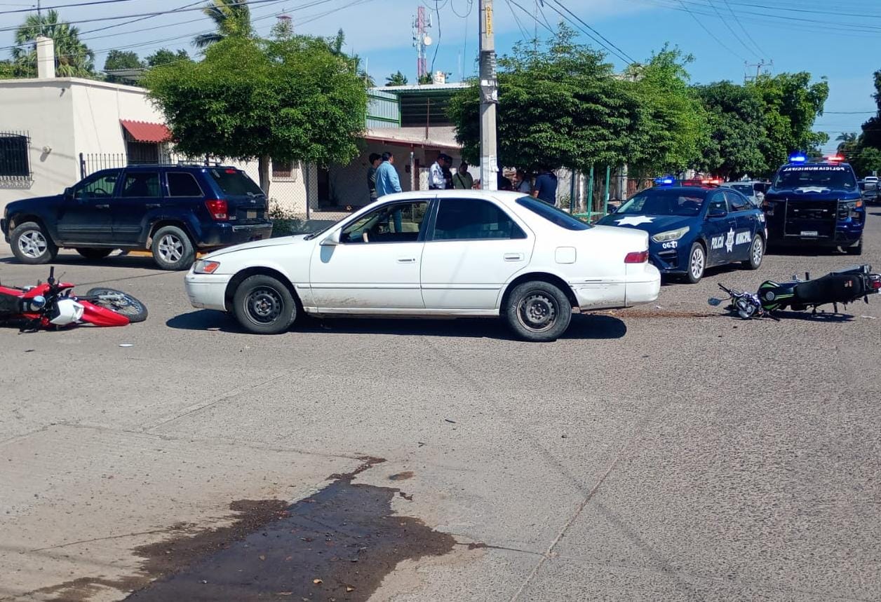 Un automóvil impacta contra dos motociclistas