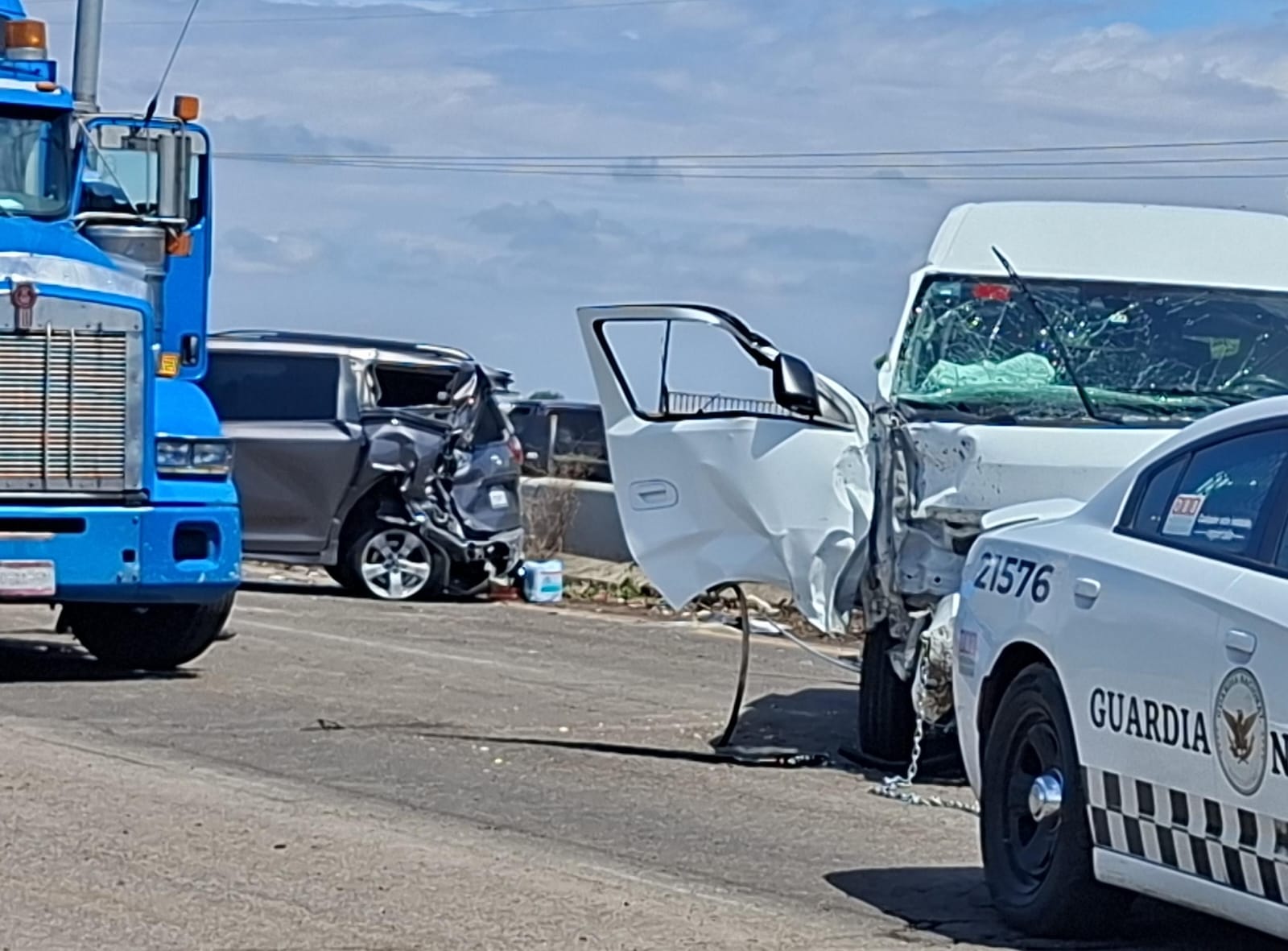automoviles y unidades de carga con impactos tras un choque en una carretera