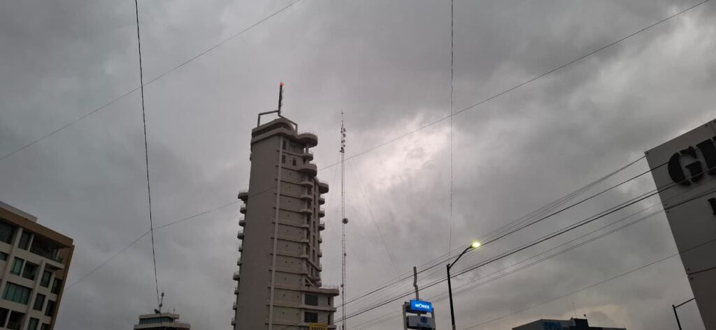 edificio alto y cielo nublado