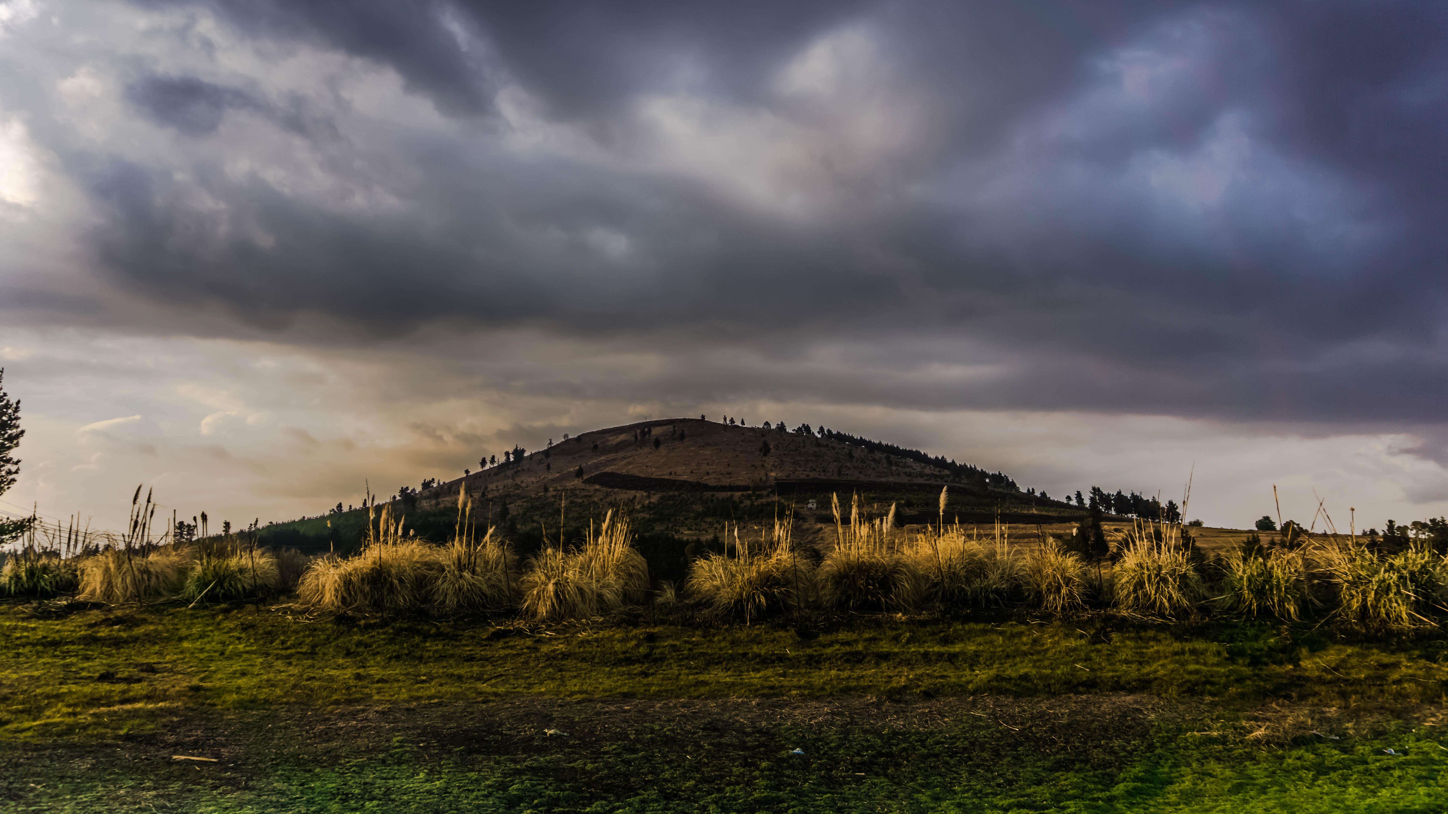 Paisaje de montaña en la siera y cielo completamente nublado