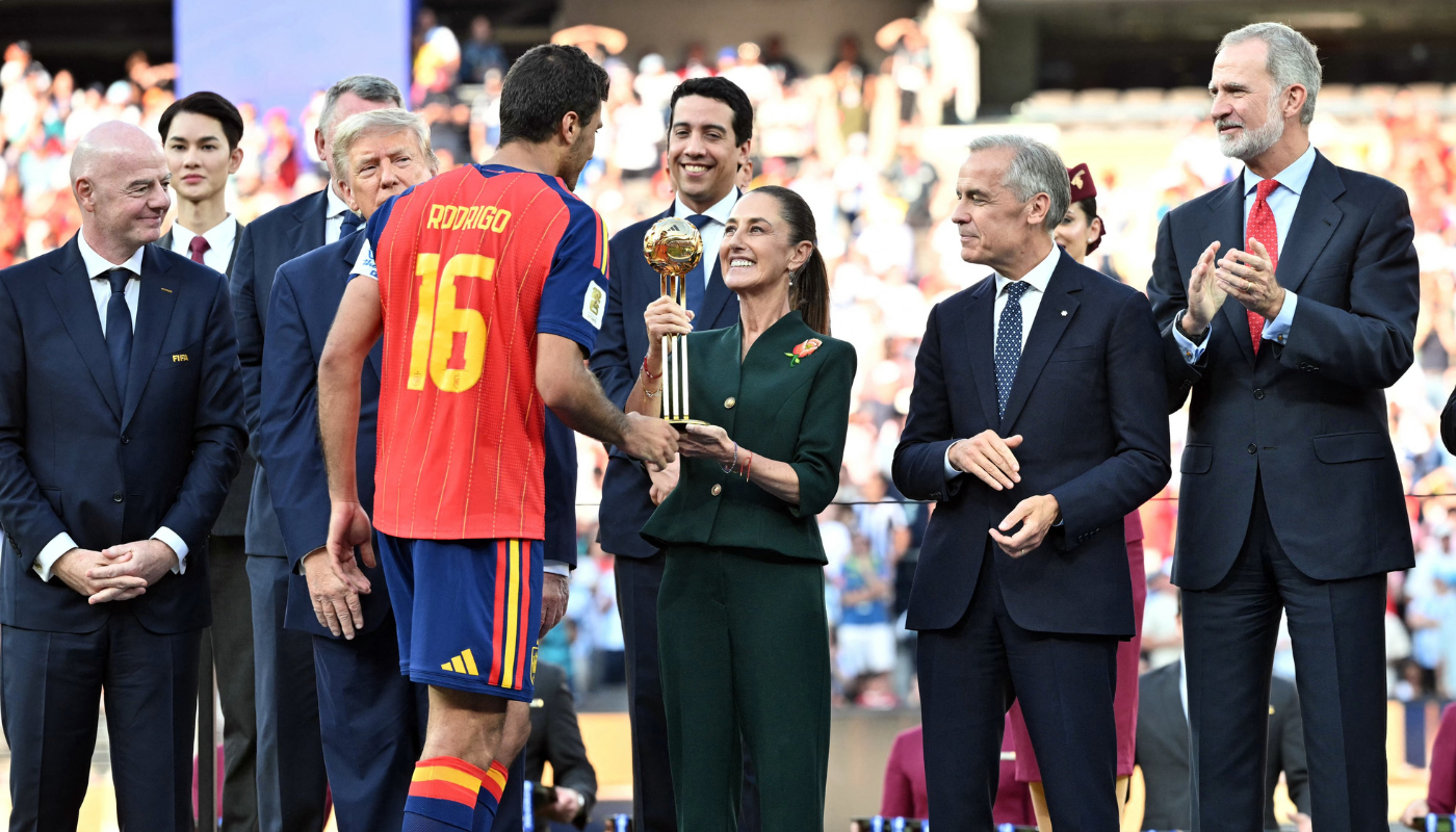 La presidenta de México, Claudia Sheinbaum, fue la encargada de entregar el prestigioso galardón del Balón de Oro al mediocampista español Rodri Hernández.