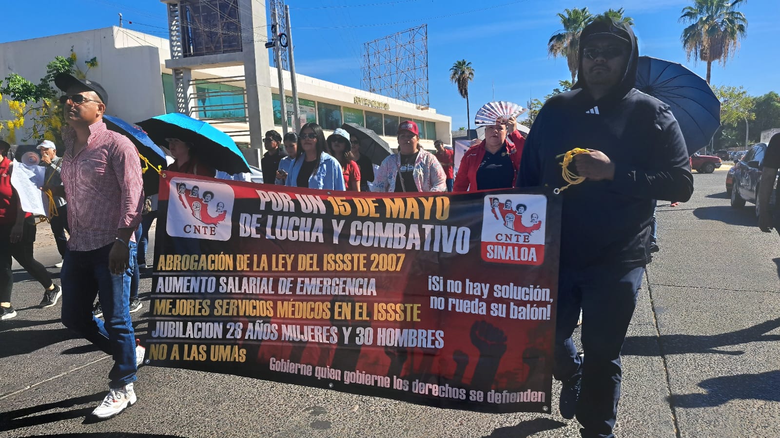 marcha de manifestación realizada por la CNTE en Los Mochis