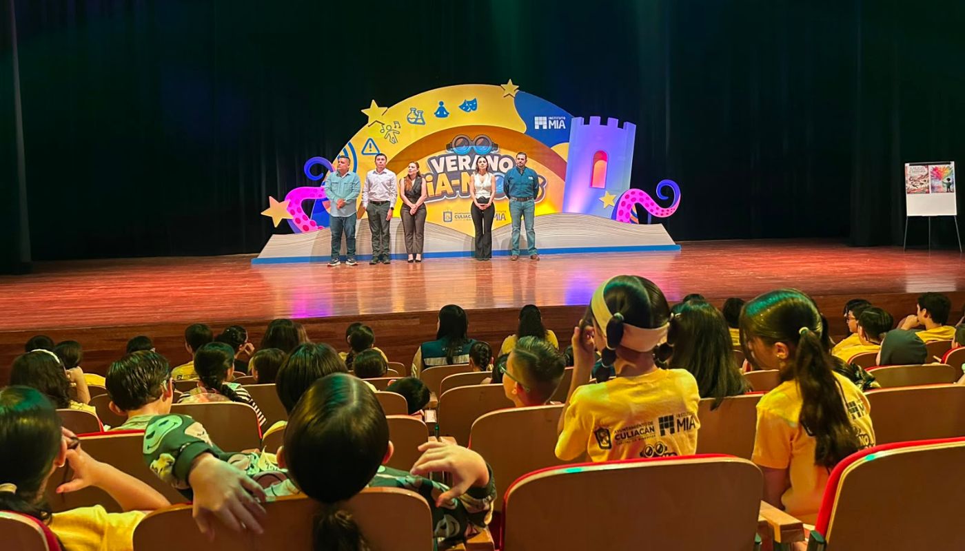Evento de curso de verano con niños en el público y personas en un escenario