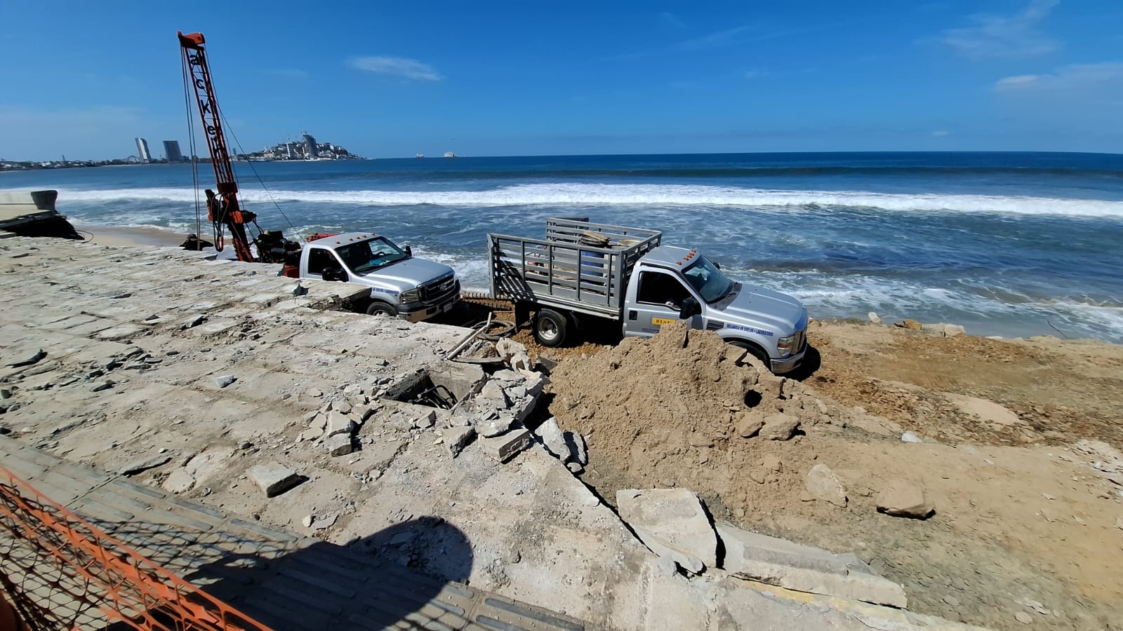 Derrumbe en la playa de Mazatlán con maquinaria pesada