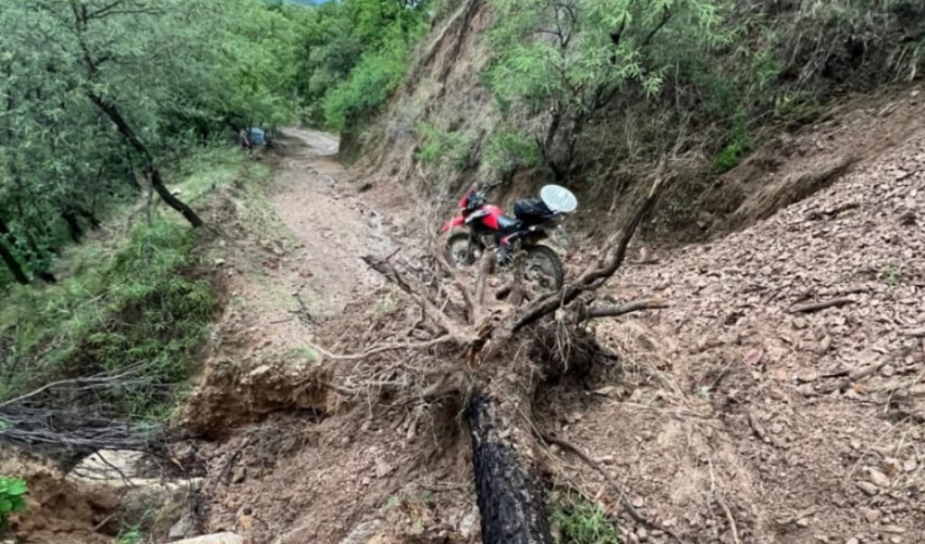 Deslaves y daños en caminos rurales de Choix
