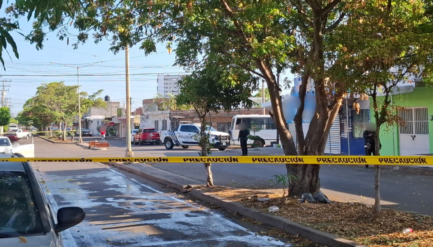 cinta amarilla de precaución en una calle y al fondo una patrulla