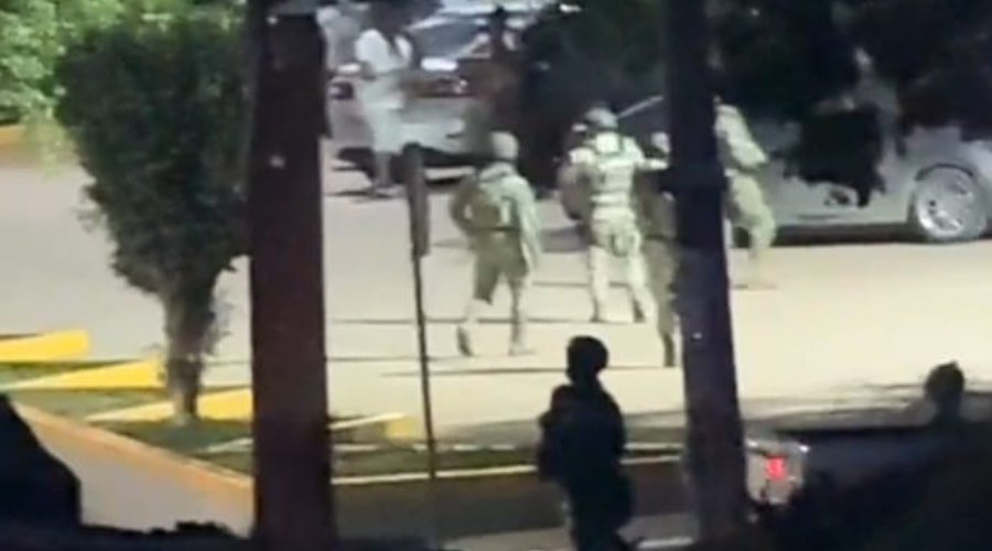 Elementos de seguridad detiene a dos motociclistas armados