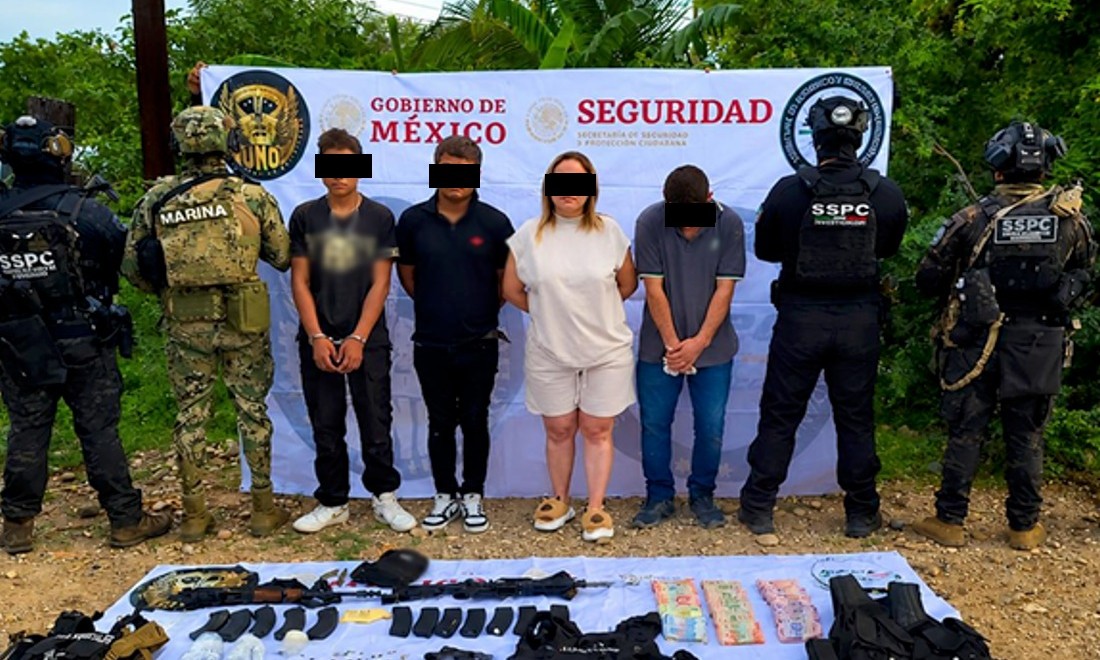 civiles con el rostro cubierto y personal armado a los costados, en la parte inferior una lona con armas y objetos asegurados