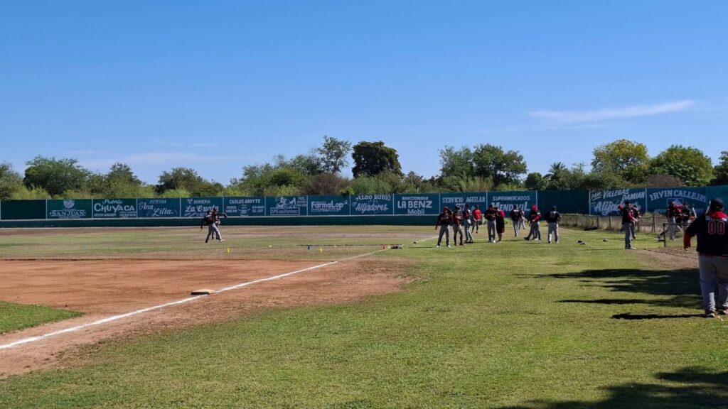 jugadores en un estadio de beisbol