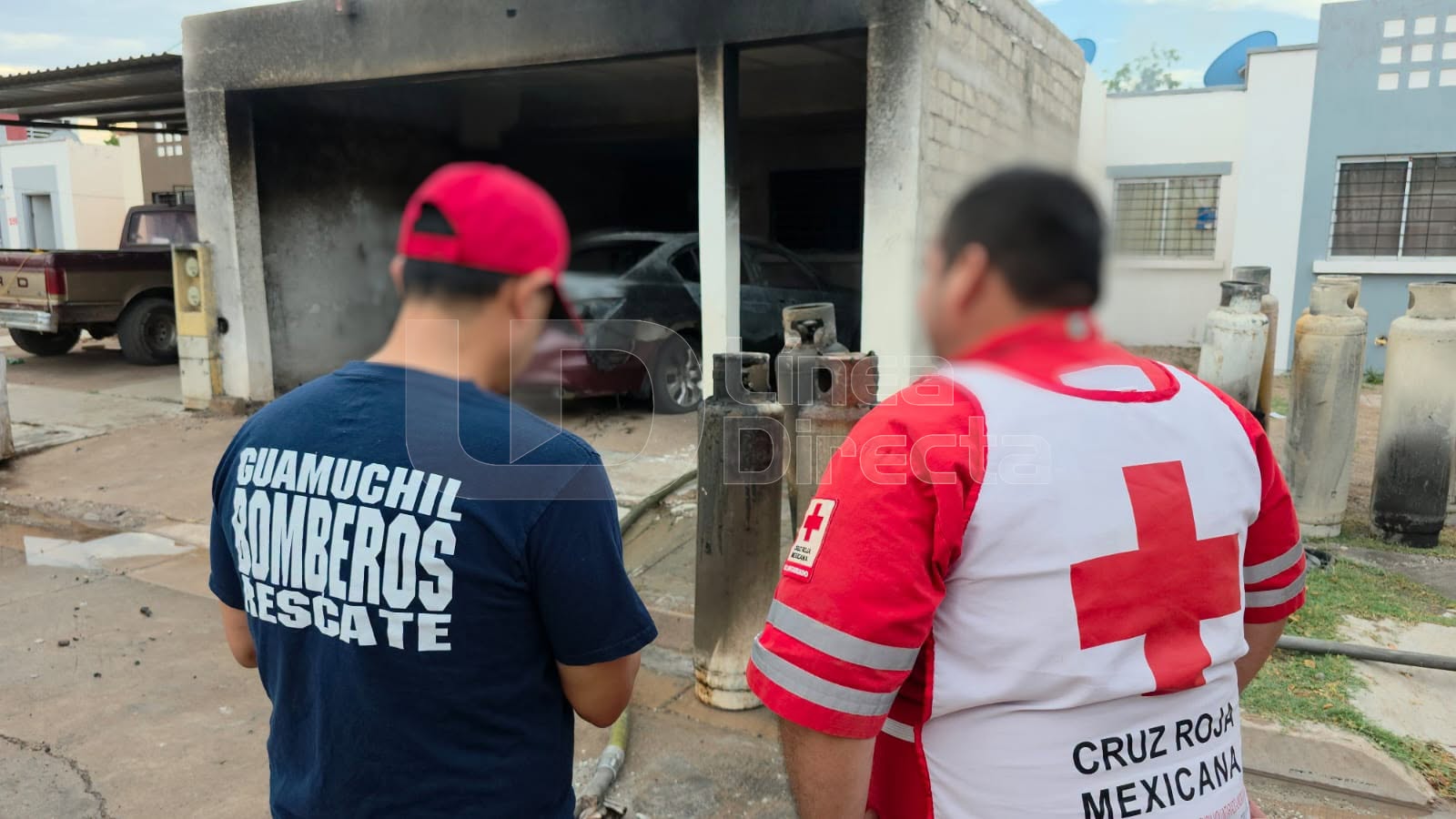 Elementos de cuerpos de emergencia frente a una casa donde hubo una explosión