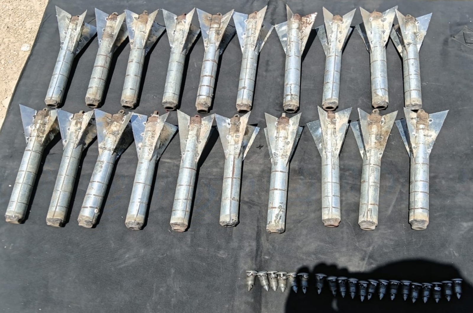 explosivos artesanales sobre una lona negra
