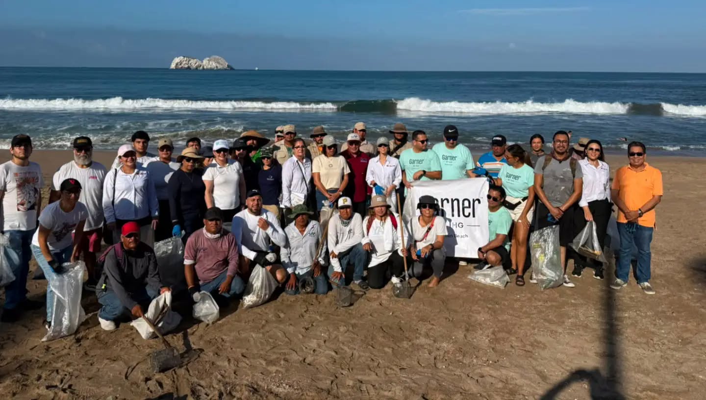 grupo de gente en la playa