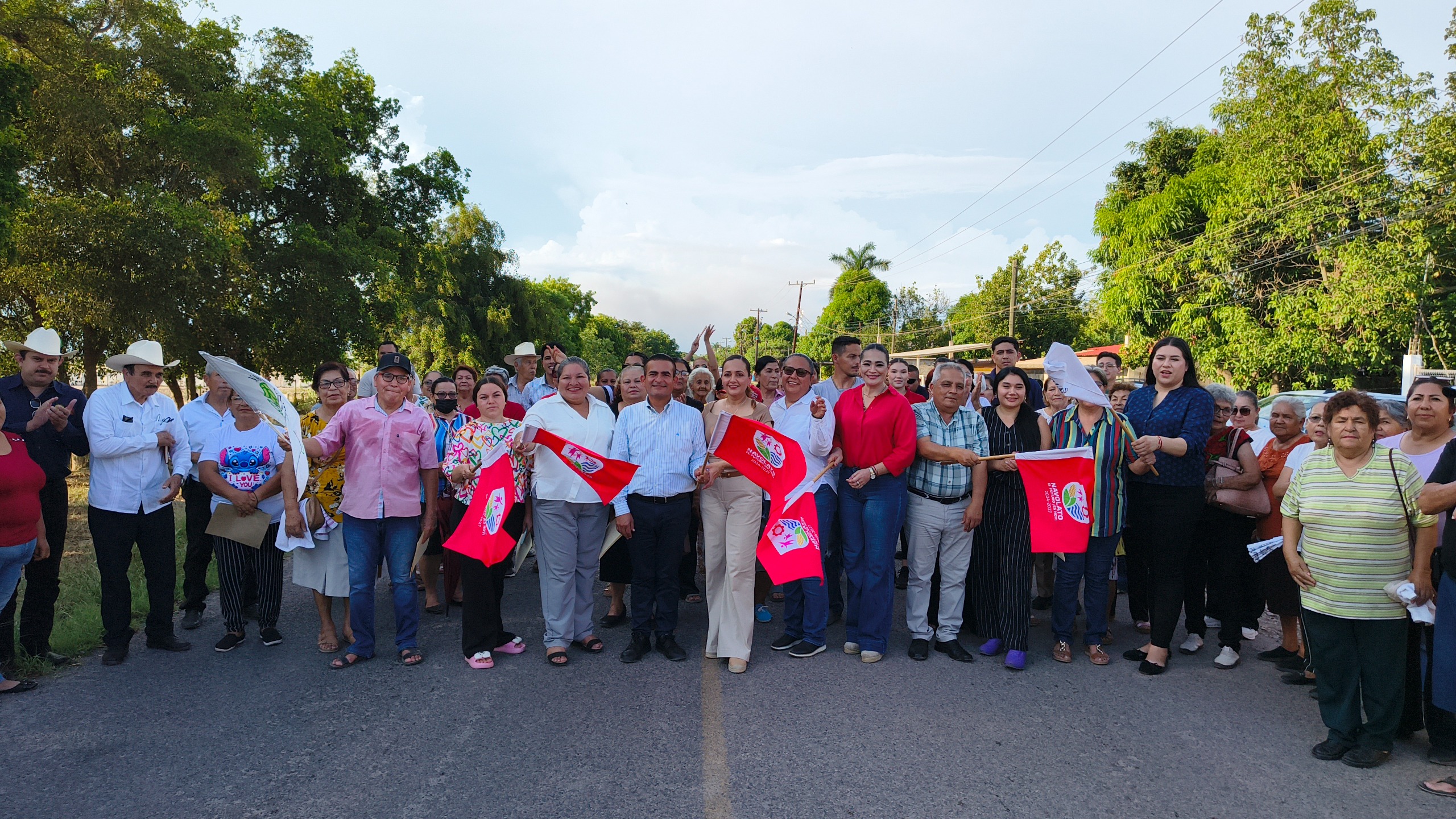 Alcalde de Navolato con vecinos de Navolato