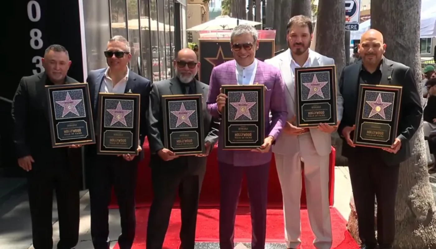 Grupo Intocable recibe su estrella en el Paseo de la Fama de Hollywood.