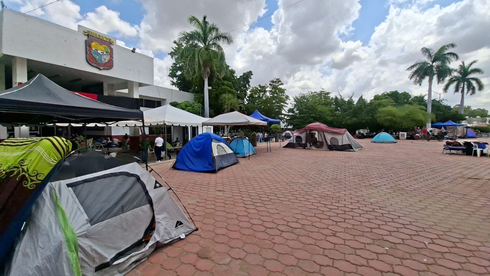 Casas de acampar afuera de Ayuntamiento de Guasave