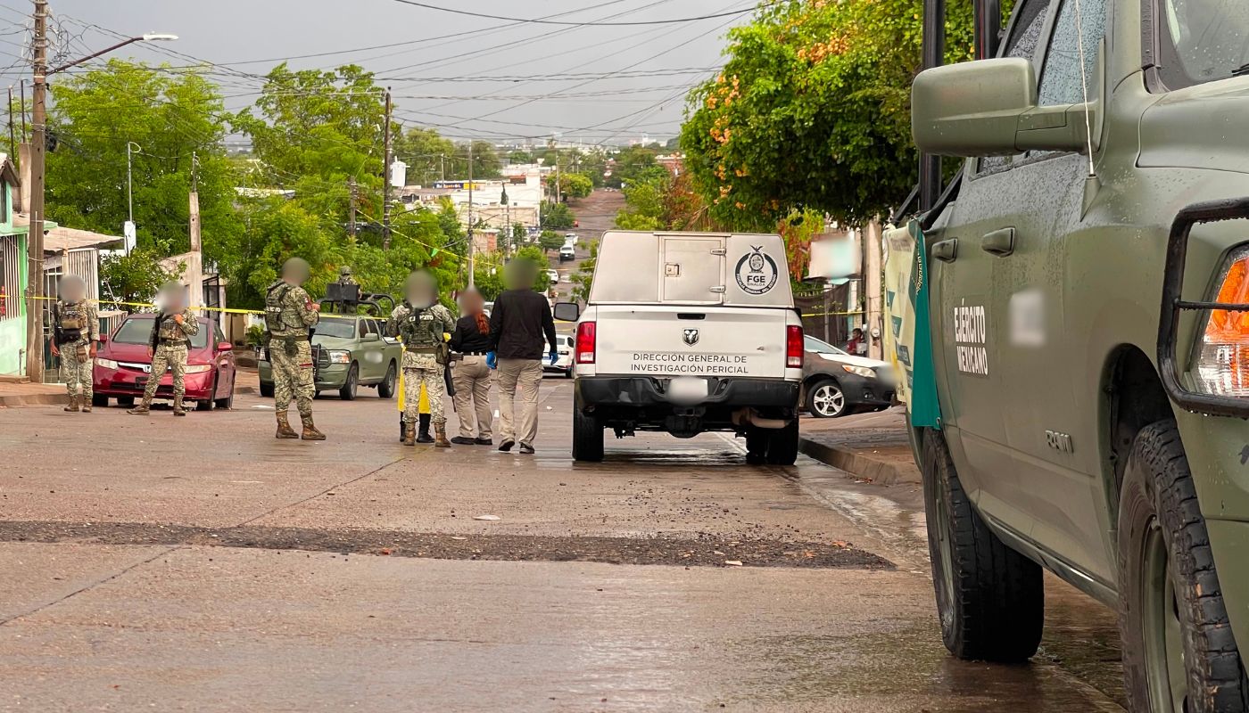 Unidades y elementos de corporaciones de seguridad en una calle mojada tras la lluvia