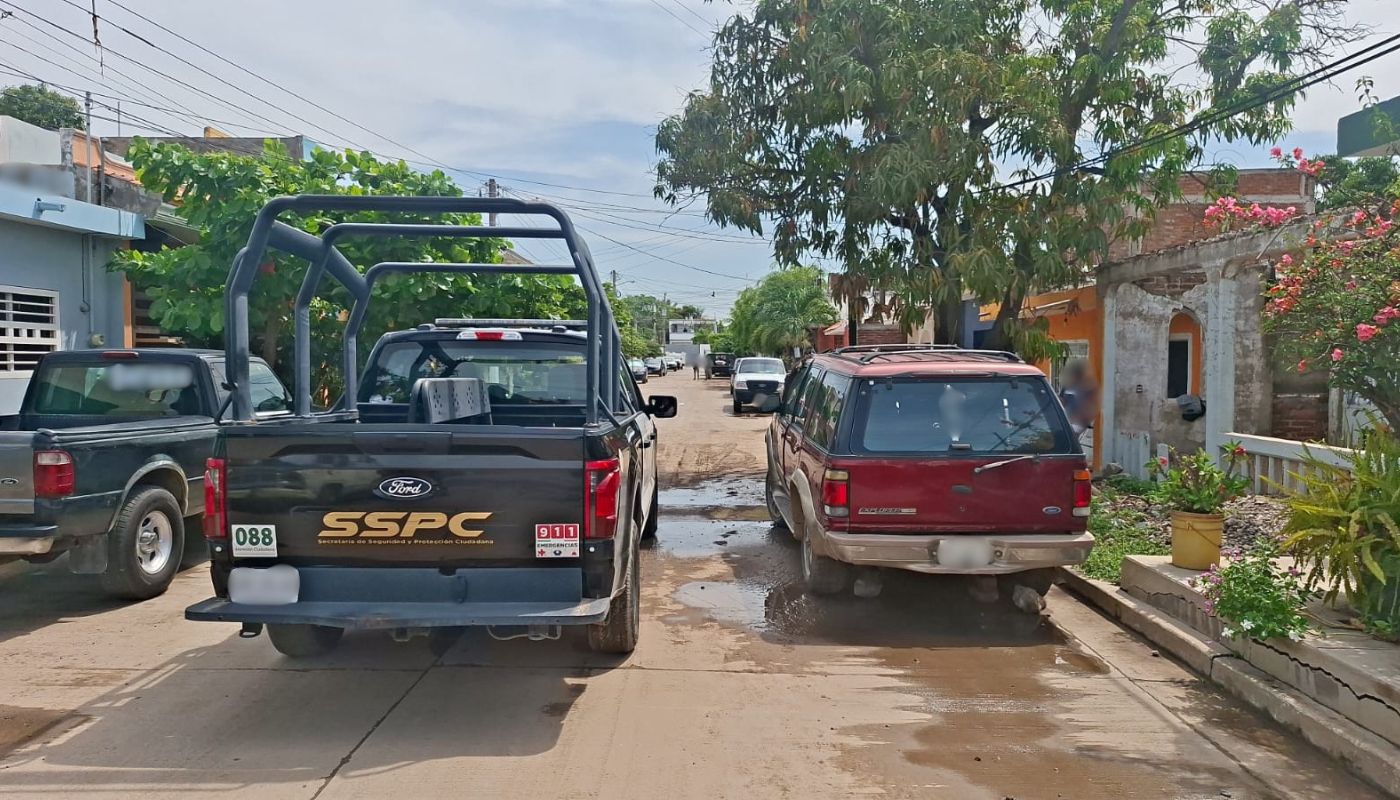 unidad policiaca de la SPSS en una calle con una cinta amarilla de precaución