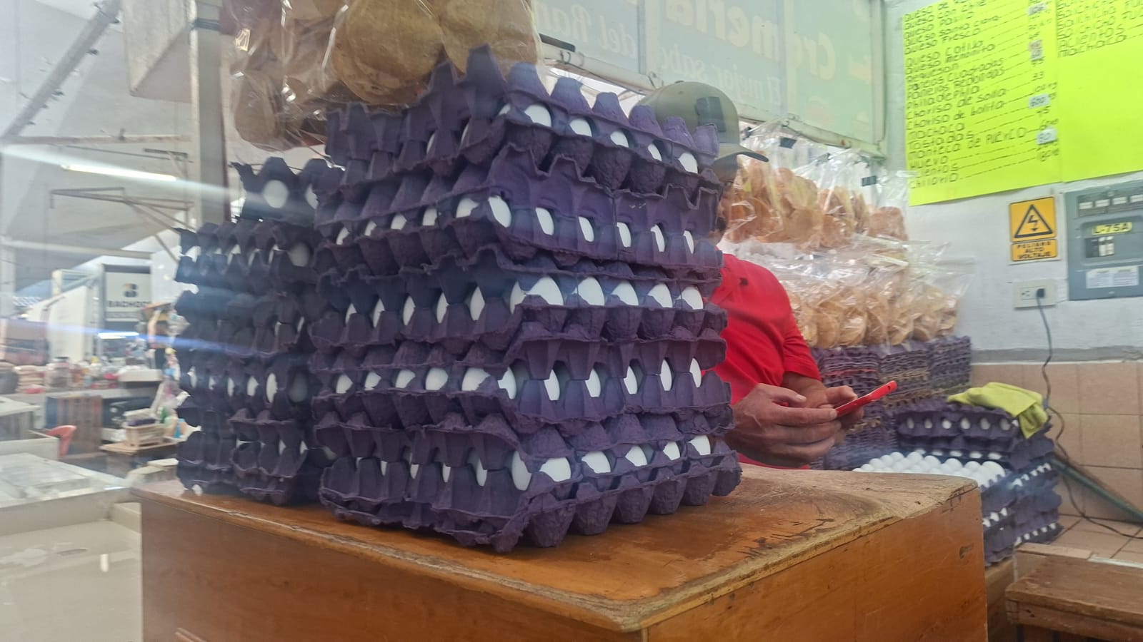 cajas de huevo sobre un mostrador en un mercado