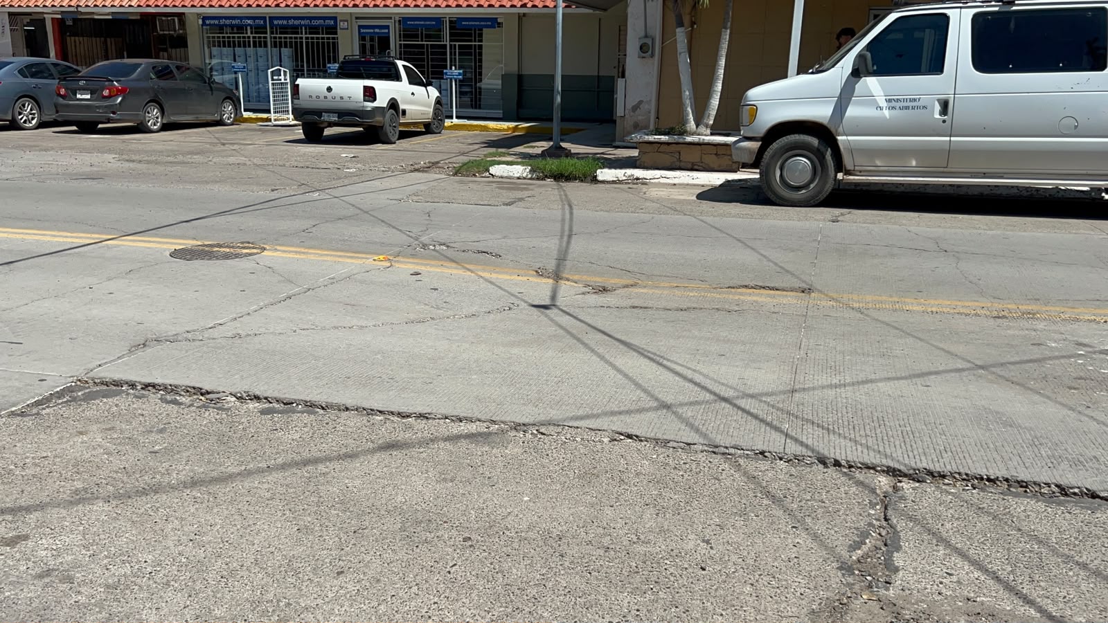 calle y carros estacionados