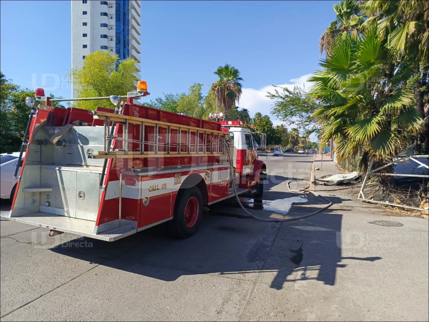 Unidad de Bomberos en una calle de Los Mochis, al fondo se observa la torre San Bernardo