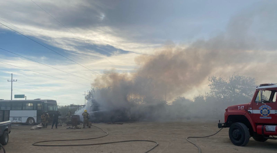 Personal de bomberos de Guasave controlan el incendio sobre un taller mecánico