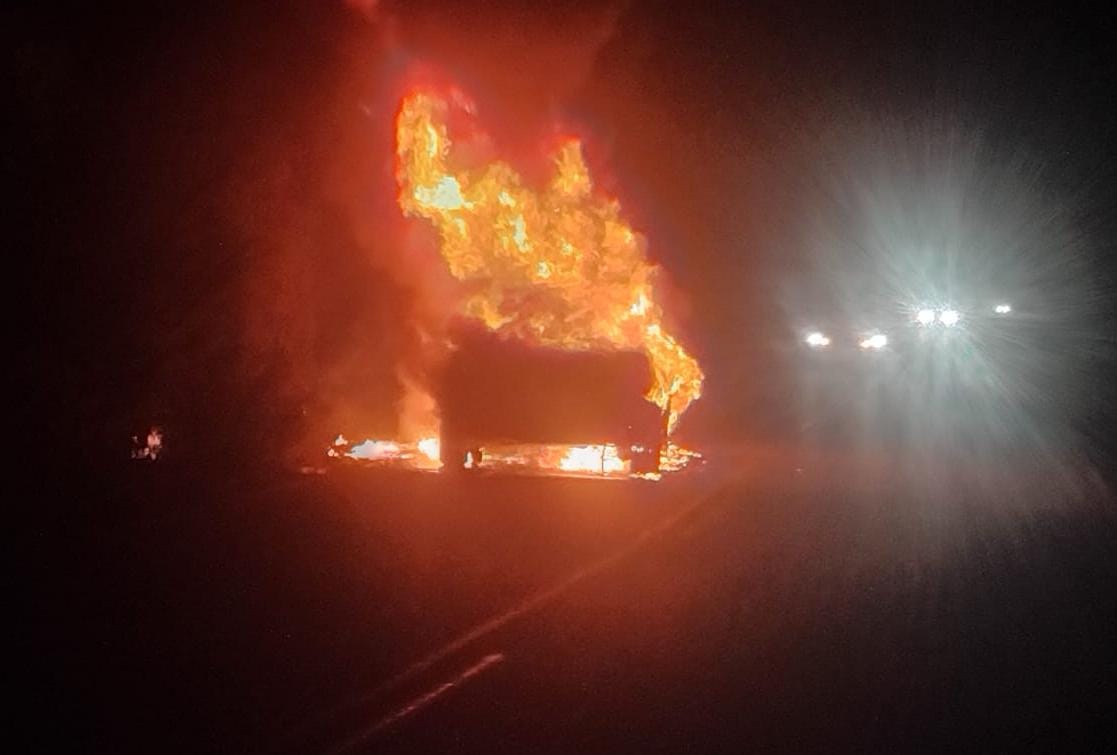 camioneta incendiada de noche