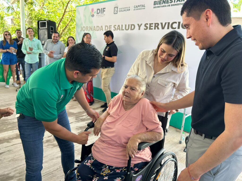Adulta en silla de ruedas junto a alcaldesa de Culiacán