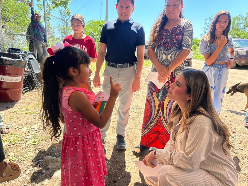 Ana Miriam Ramos platicando con una niña