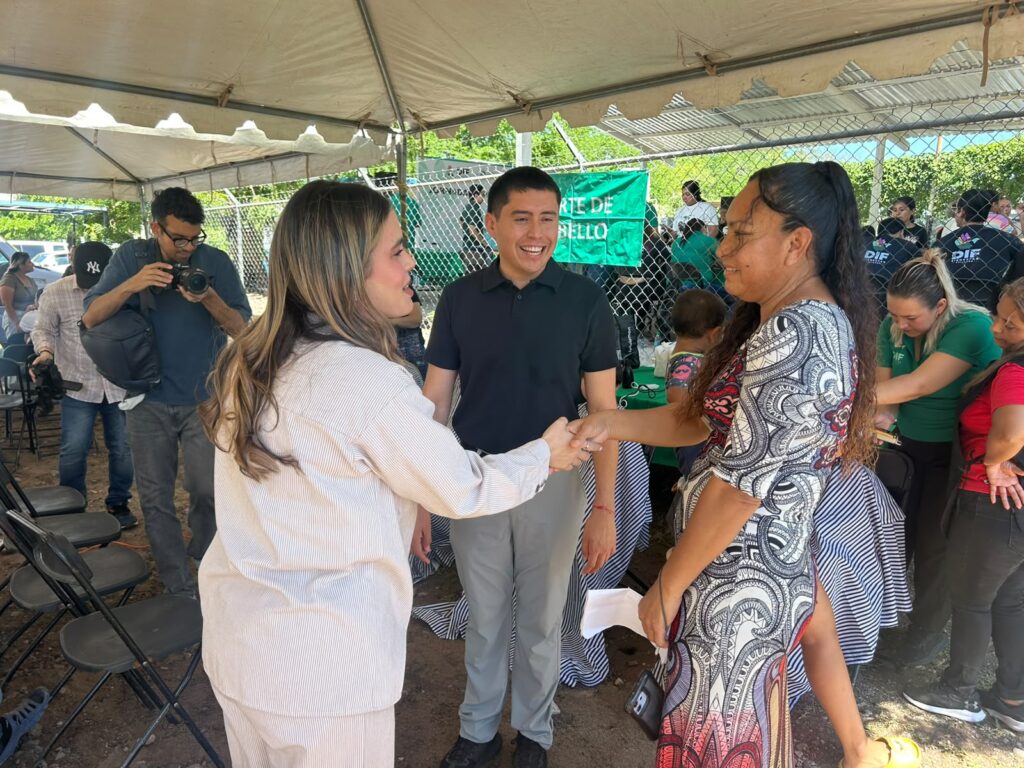 Alcaldesa de Culiacán saludando a dos personas