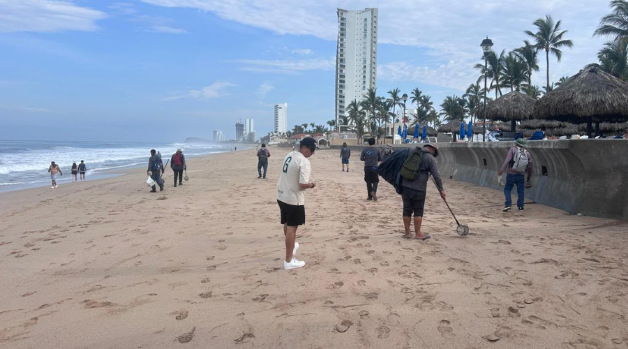 Jornada de limpieza en las zonas de playa de Mazatlán