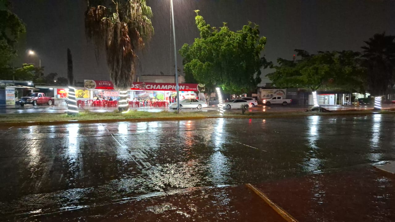 calle con carros de noche durante la lluvia