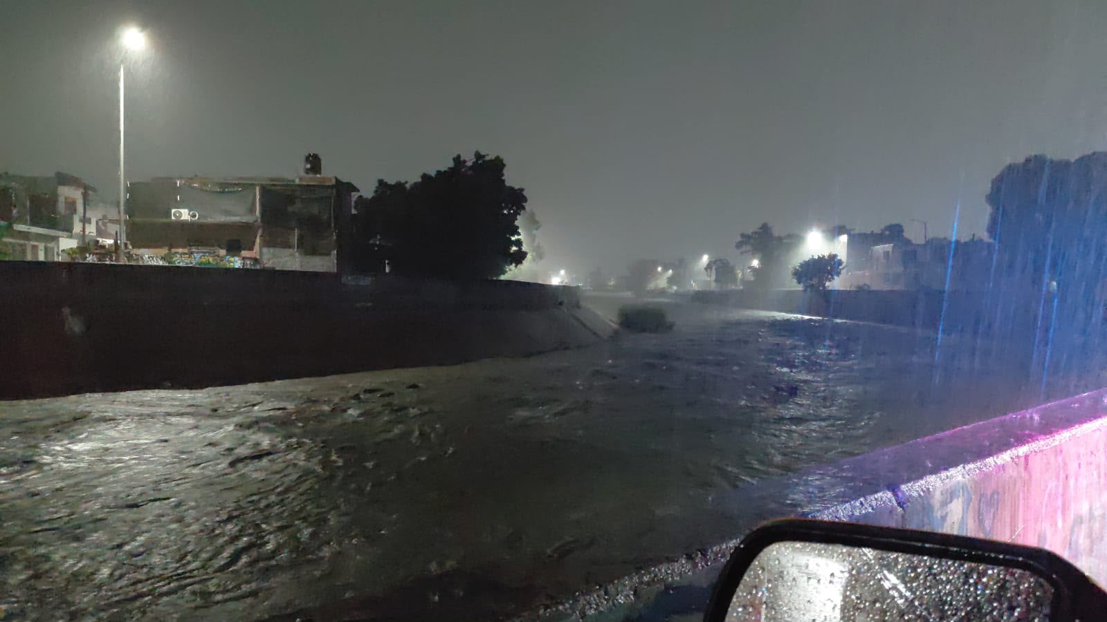 Canal crecido por la lluvia