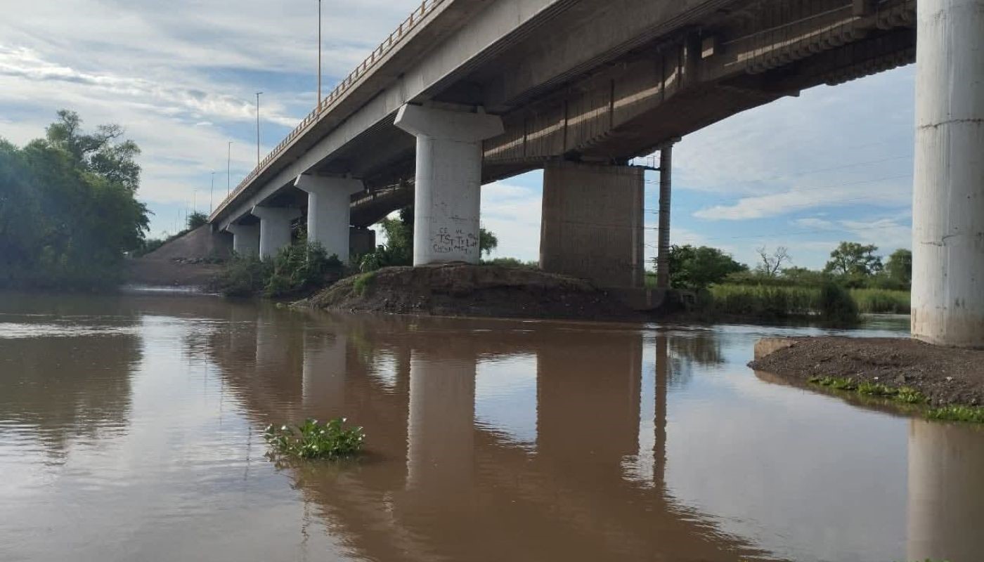 Agua debajo de un puente