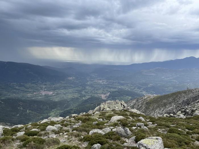 Paisaje montañoso, sierra, bosque con nubes y lluvia