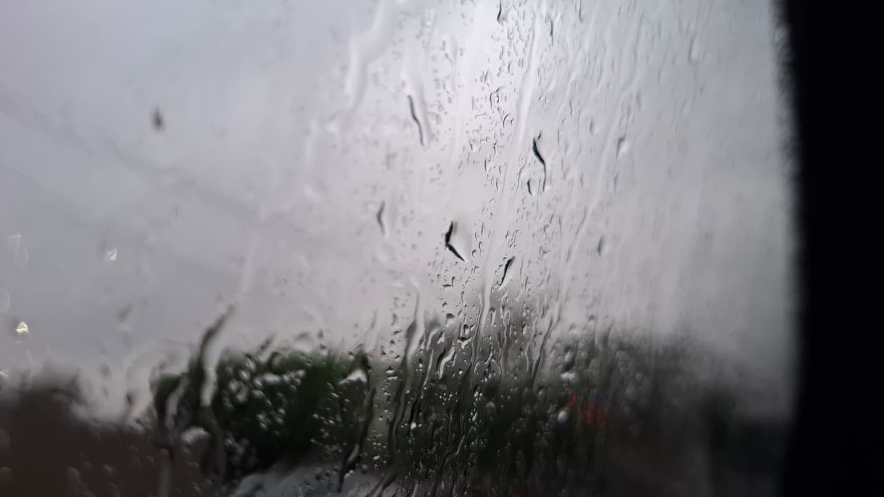 Gotas de agua en la ventana de un carro