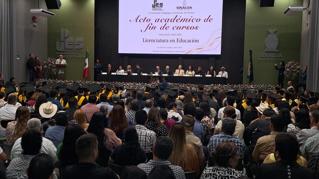 Proyección de graduados en una pantalla blanca