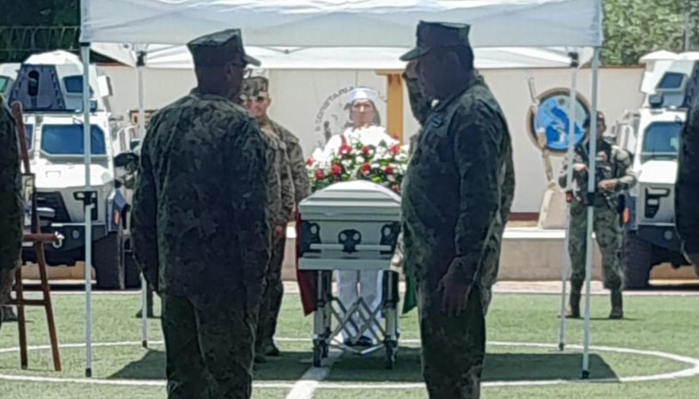 El féretro gris fue trasladado a las instalaciones de la Cuarta Región Naval.