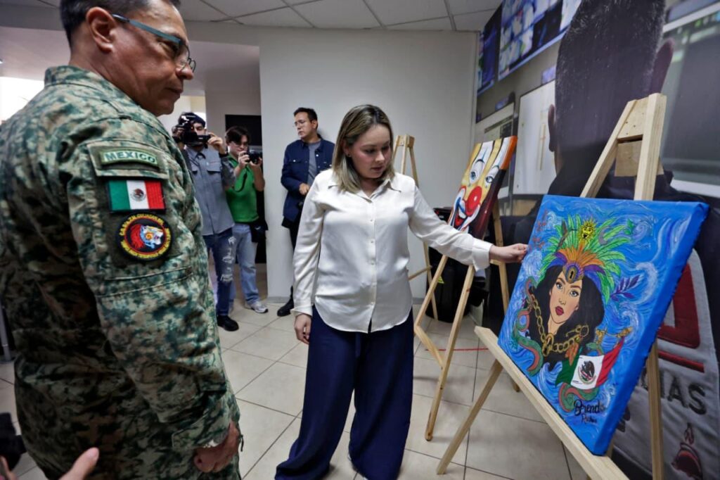 Yeraldine Bonilla en exposición de obras