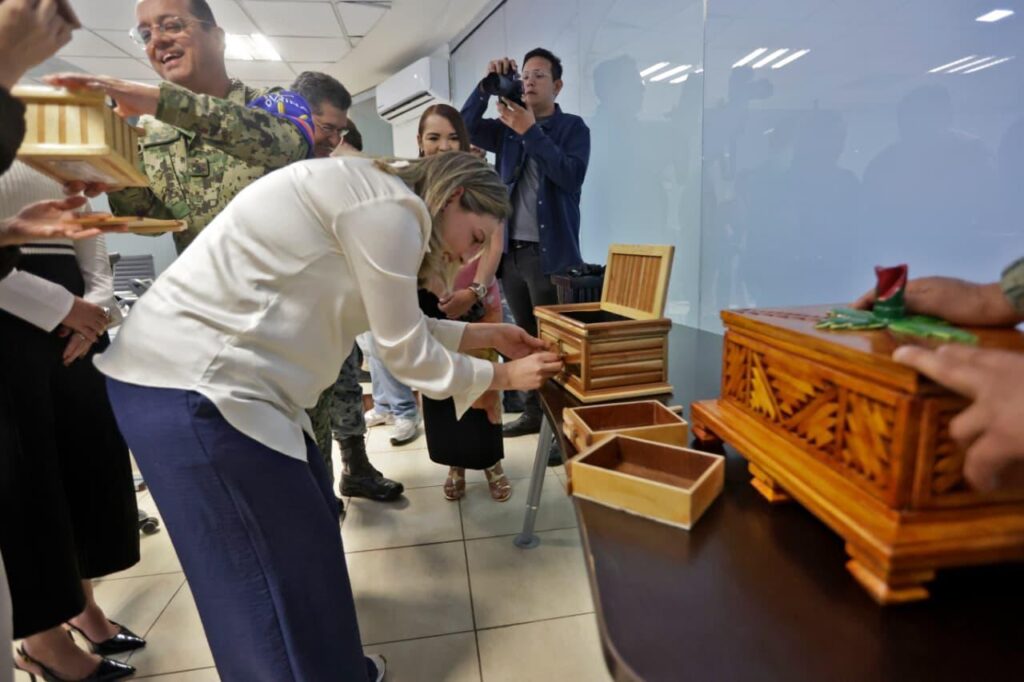 Yeraldine Bonilla en exposición de productos