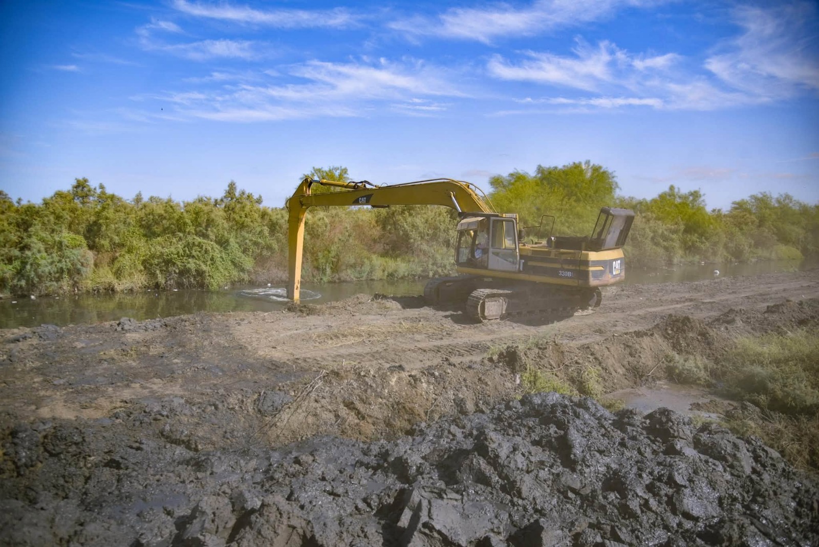 maquina excavadara trabajando en una zona de módulo de riego