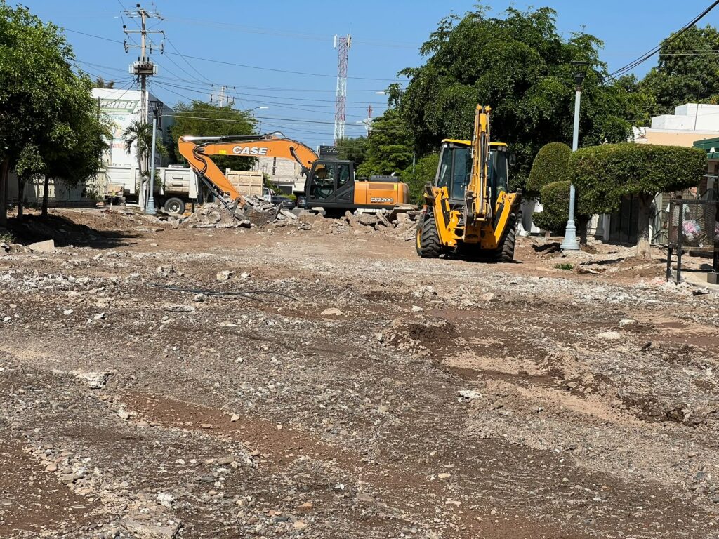 Calle de terracería junto a dos maquinarías pesadas