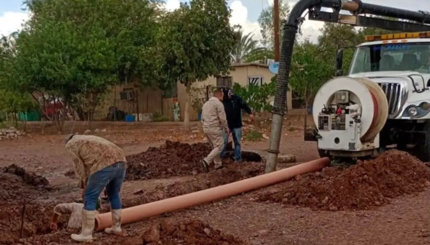 personas realizando labores de rehabilitación en Ahome