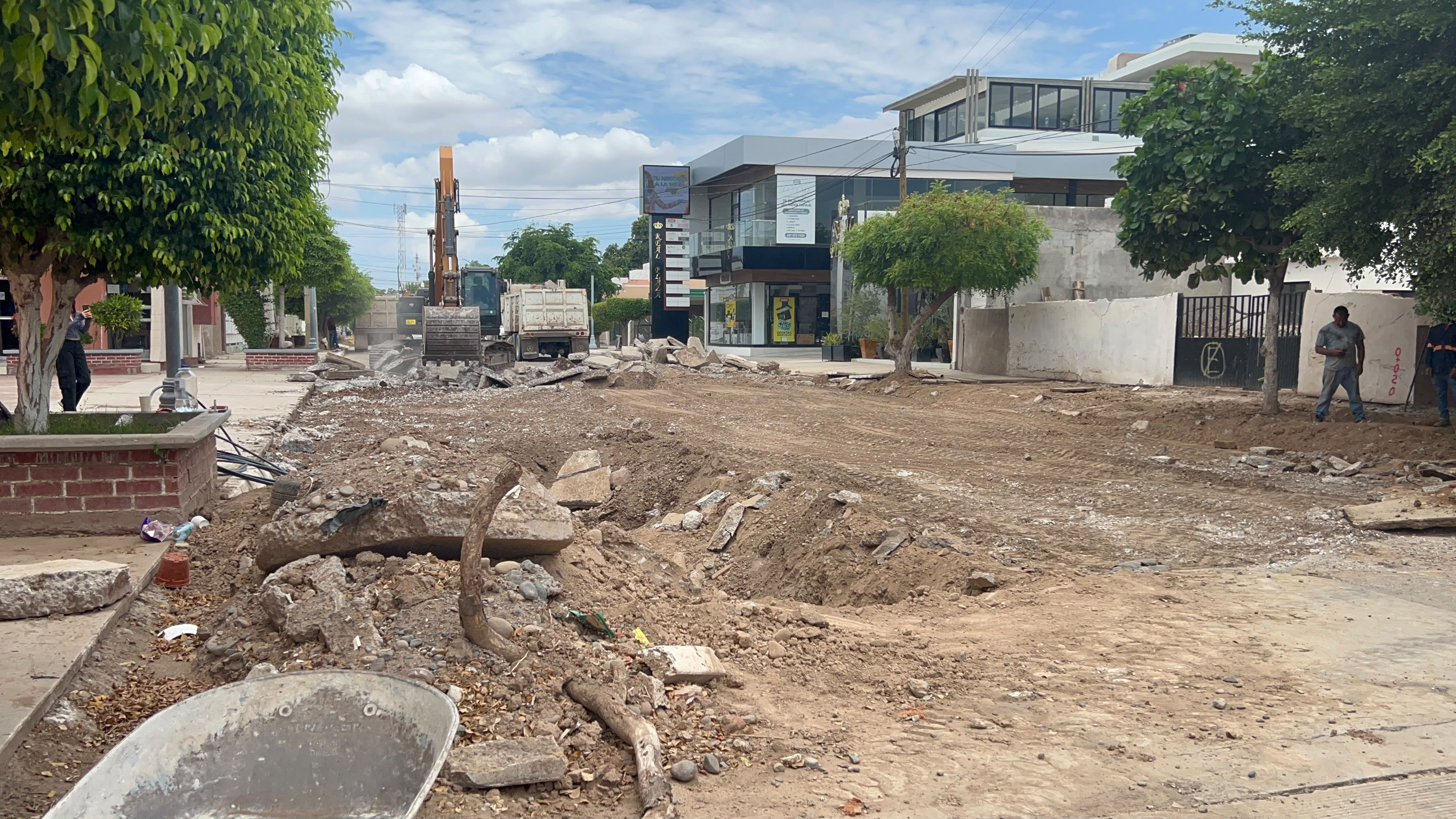 obras en unca calle con maquinaria