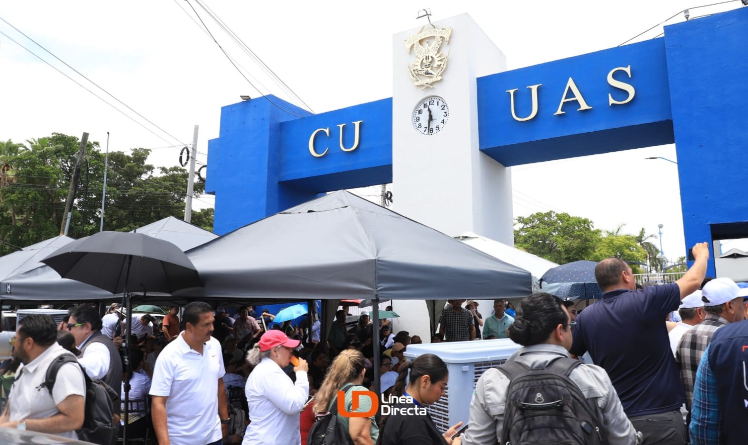PERSONAS REALIZANDO UNA MANIFESTACIÓN AFUERA DE LA UAS